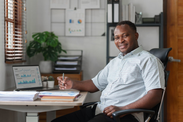 美国非洲商人的研究和分析与财务图表在办公室。策略，图表，财务报告概念图片下载