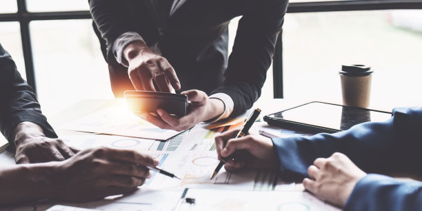 商务人士会议用笔记本电脑研究财务报告。经营战略分析财务会计概念图片下载