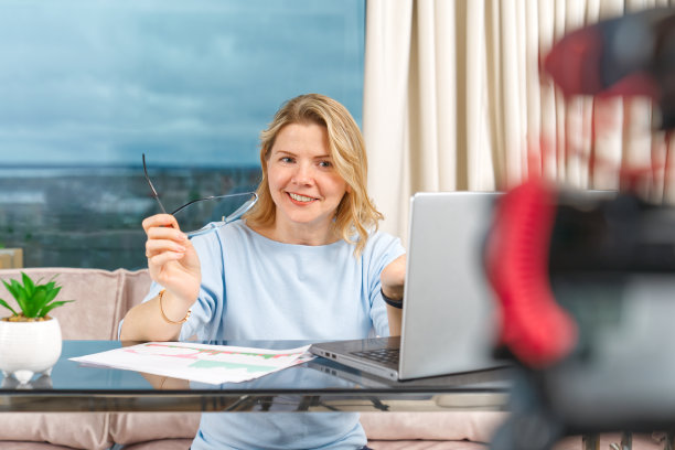 中年妇女理财、投资或储蓄内容。博主创建内容图片下载