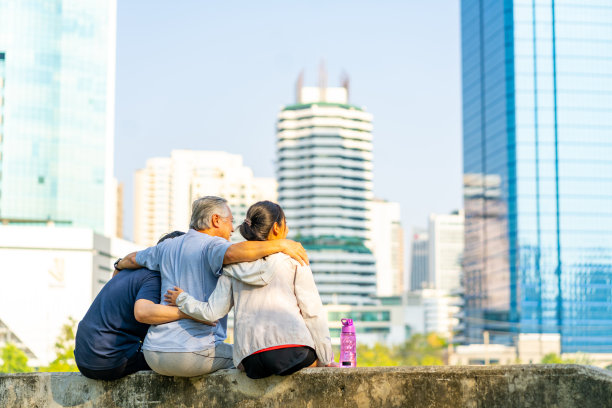 亚洲夫妇和年长的父亲一起在公园慢跑后休息。图片下载