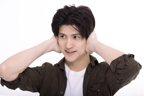 小伙子用手捂着耳朵图片下载