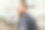 一个时尚的野蛮人的肖像与胡子在城市街道上摆姿势图片下载