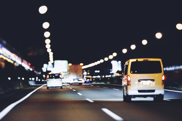 日本夜间交通道路的照片图片下载