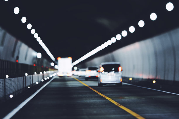 日本夜间交通道路的照片图片下载