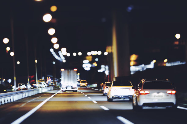日本夜间交通道路的照片图片下载