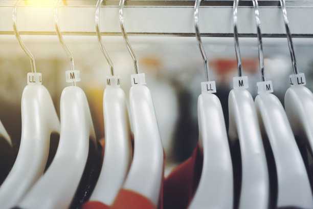 服装店的衣架和衣服图片下载