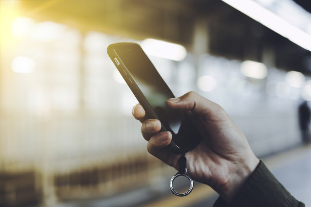 使用智能手机和模糊背景图片下载