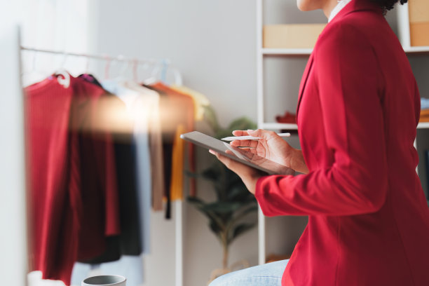 美国非洲裔时装设计师在工作室工作与笔记本电脑图片下载