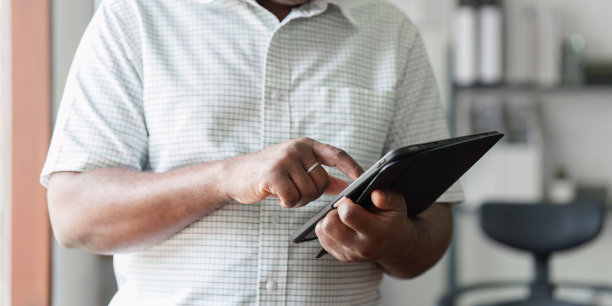 美国非洲商人的研究和分析与财务图表在办公室。策略，图表，财务报告概念图片下载