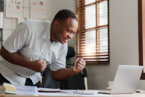 美国非洲商人的研究和分析与财务图表在办公室。策略，图表，财务报告概念图片下载
