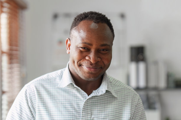 微笑自信的非裔美国商人在办公室。策略，图表，财务报告概念图片下载