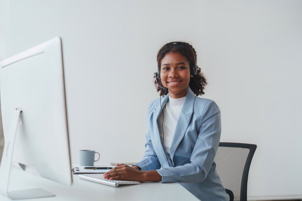 在呼叫中心工作的美国非洲友好运营商女客服，在线帮助台图片下载