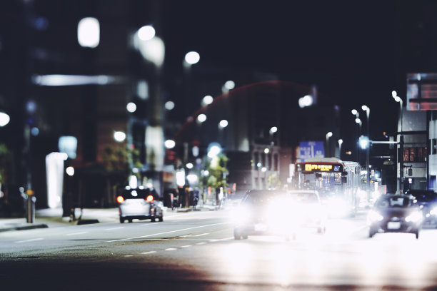 日本交通道路的照片，夜晚图片下载