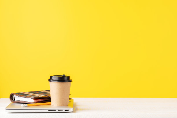 笔记本电脑和咖啡杯图片下载