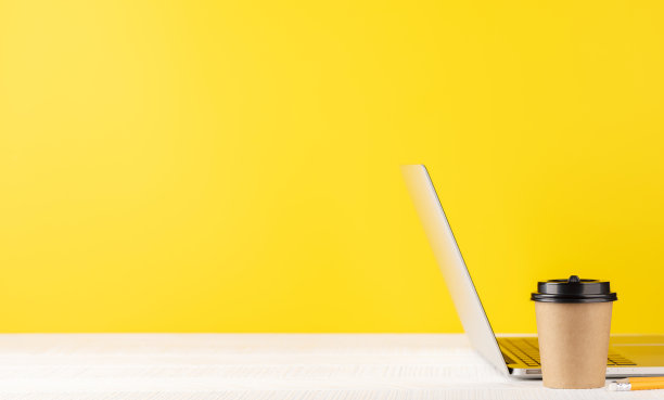 笔记本电脑和咖啡杯图片下载