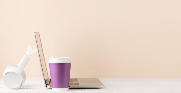 笔记本电脑，耳机和咖啡杯图片下载