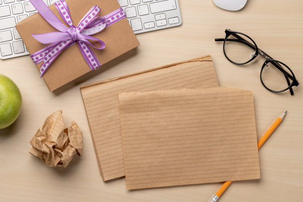 桌上有礼物和记事本图片下载