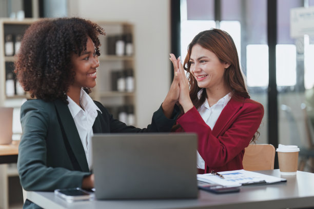 不同的快乐商务人士庆祝公司的成功，团队合作，胜利，胜利，成就的概念图片下载