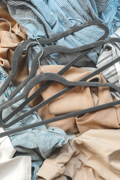 二手衣服，二手衣柜。循环时尚，快时尚，环保可持续购物，服装回收，俯视图，环保，零售，无浪费图片下载