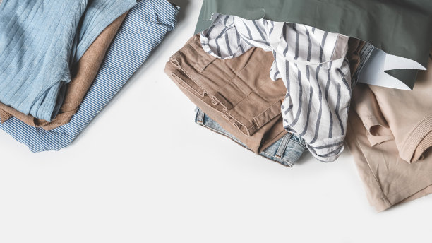 二手衣服，二手衣柜。循环时尚，快时尚，环保可持续购物，服装回收，俯视图，环保，零售，无浪费图片下载