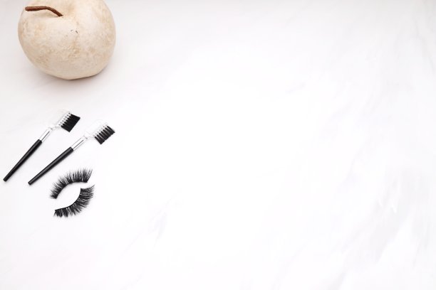 假睫毛摆在桌子上，生活方式摇摇欲坠图片下载