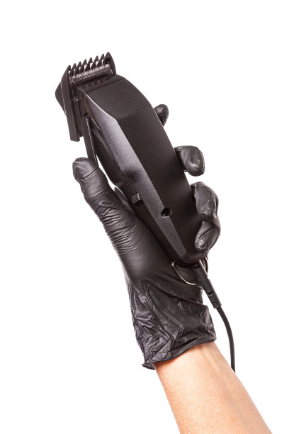 美发师手戴黑色橡胶手套手持理发钳图片下载