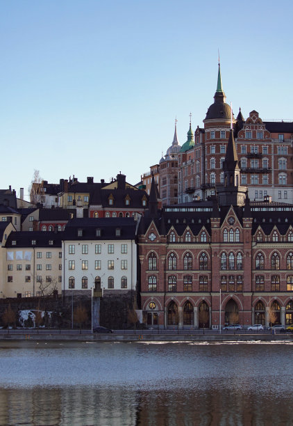 晴空下的城市建筑图片下载