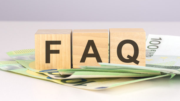 常见问题-首字母缩略词经常被问到的问题。用欧元钞票印在木块上的文字图片下载