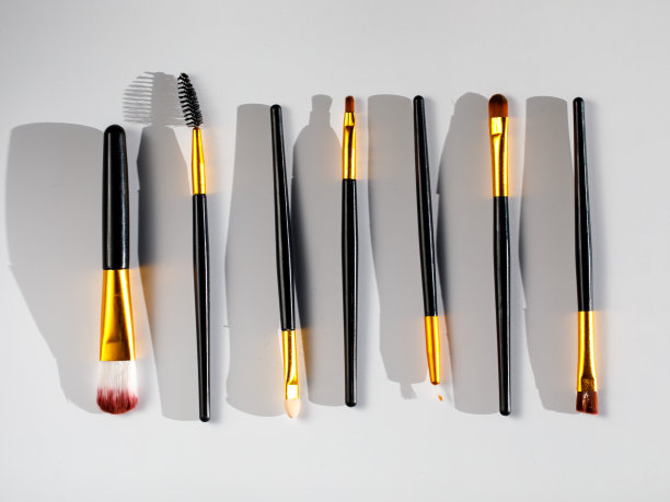 化妆品和美容。化妆刷设置在白色背景与硬阴影一排。俯视图，平铺，近看图片下载