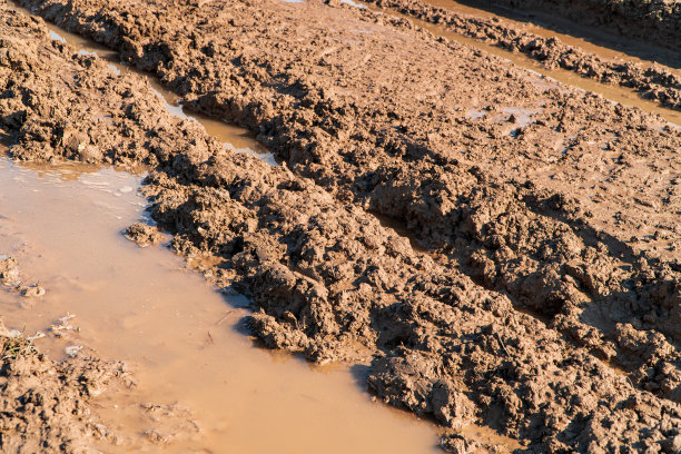 雨后地里的土路。土路上的水坑图片下载