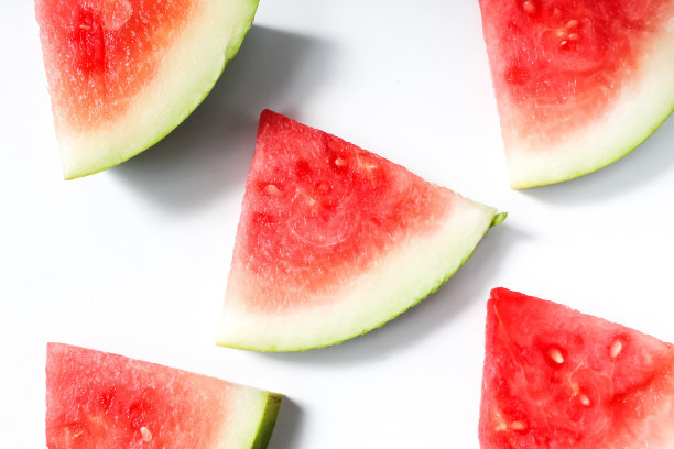 红色西瓜片，白色底色图片下载