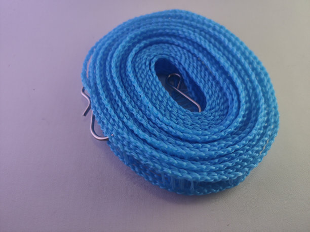一卷现代的晒衣绳，蓝色的图片下载
