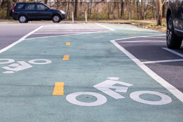 马路上的自行车道图片下载