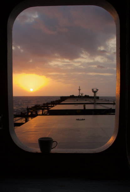 在船上喝早安茶图片下载