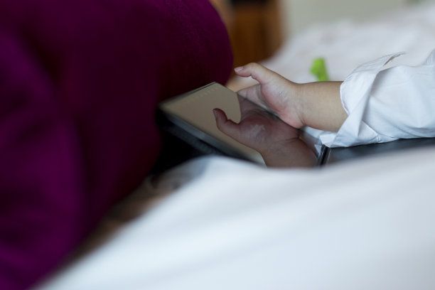 小朋友玩数码平板，现代学习理念图片下载