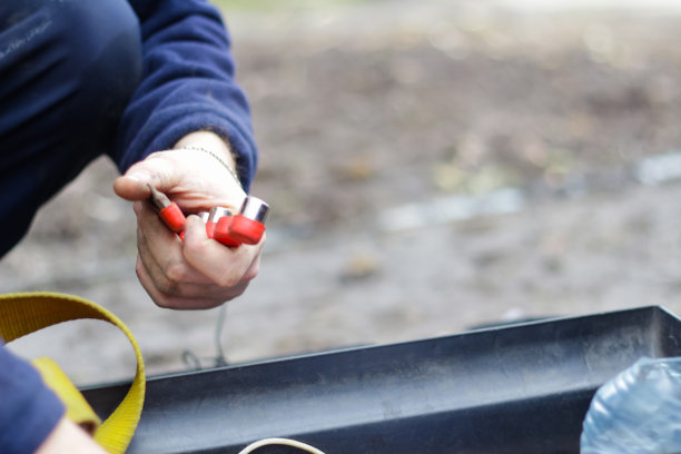 散焦汽车修理工工作的汽车损坏发动机在维修服务或车库。备有工作工具的汽车修理工用于修理和诊断车库里的汽车。焦点不清图片下载