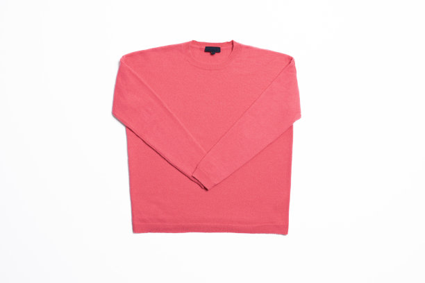 法国巴黎- 03 18 2023:静物。摄影棚拍摄的一个女人粉色毛衣的细节，平躺着图片下载