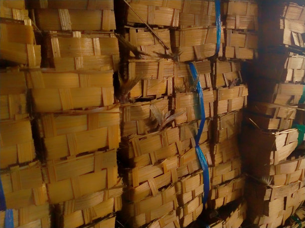 煮熟的鱼用竹皮切开包装，堆放待售图片下载