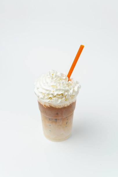垂直镜头焦糖奶昔加生奶油和顶部的顶部。图片下载