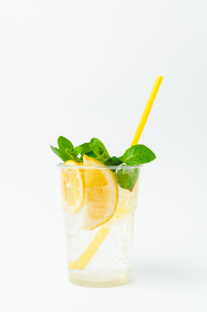 一杯新鲜柠檬水，垂直倒入塑料杯中，加薄荷叶。图片下载