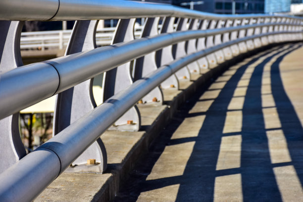 城里一座桥上的金属栏杆和人行道图片下载