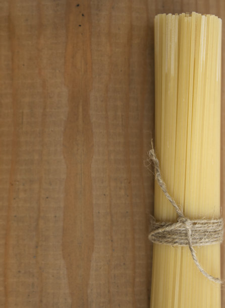 木桌上放着意大利面。图片下载