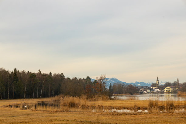自然保护区，可以看到Chiemsee湖上的Seebruck村图片下载