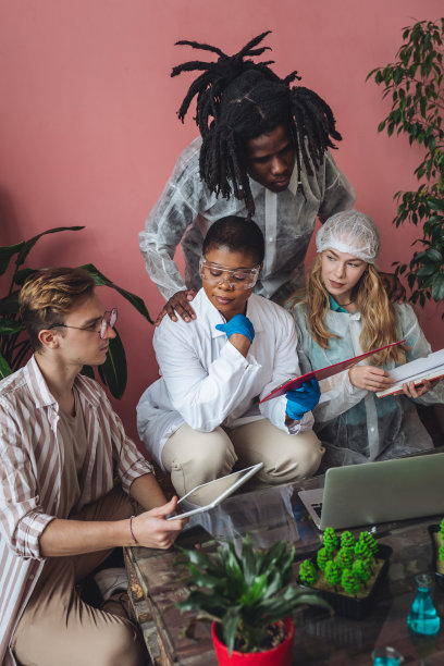 由不同种族的学生组成的国际小组致力于生物项目，创造新的植物和花卉物种。生态环境大学学院学习、实验、测试图片下载