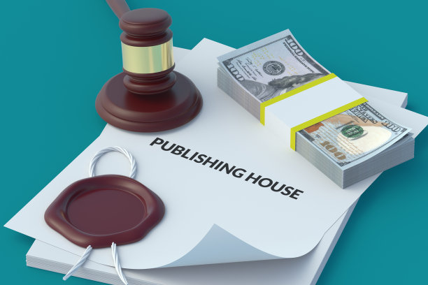 一叠纸上刻着出版社附近的法官锤和钱。侵犯版权的概念。罚款和没收。法律行动。三维渲染图片下载