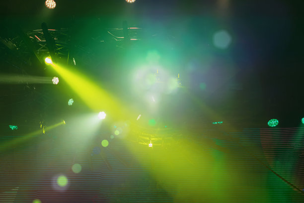 聚光灯照明，彩色激光灯，雾和散景图片下载