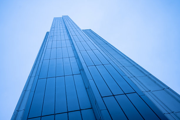 一个高大的白色高层建筑的外部电梯井。图片下载