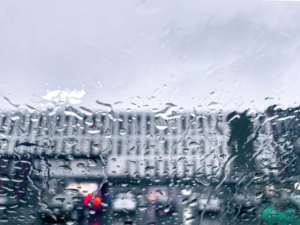 窗户上的雨滴特写，抽象的自然背景。图片下载