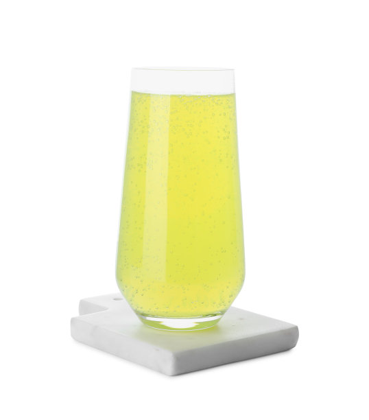 一杯清爽的饮料和时尚的石杯杯垫隔离在白色上图片下载