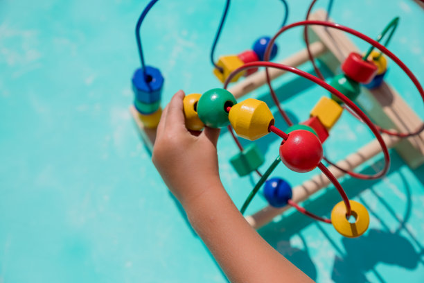 珠子过山车玩具，儿童发展，逻辑思维或解决问题。彩珠迷宫玩具。有趣和教育游戏。儿童发展的概念。有利于集中注意力和运动技能。图片下载